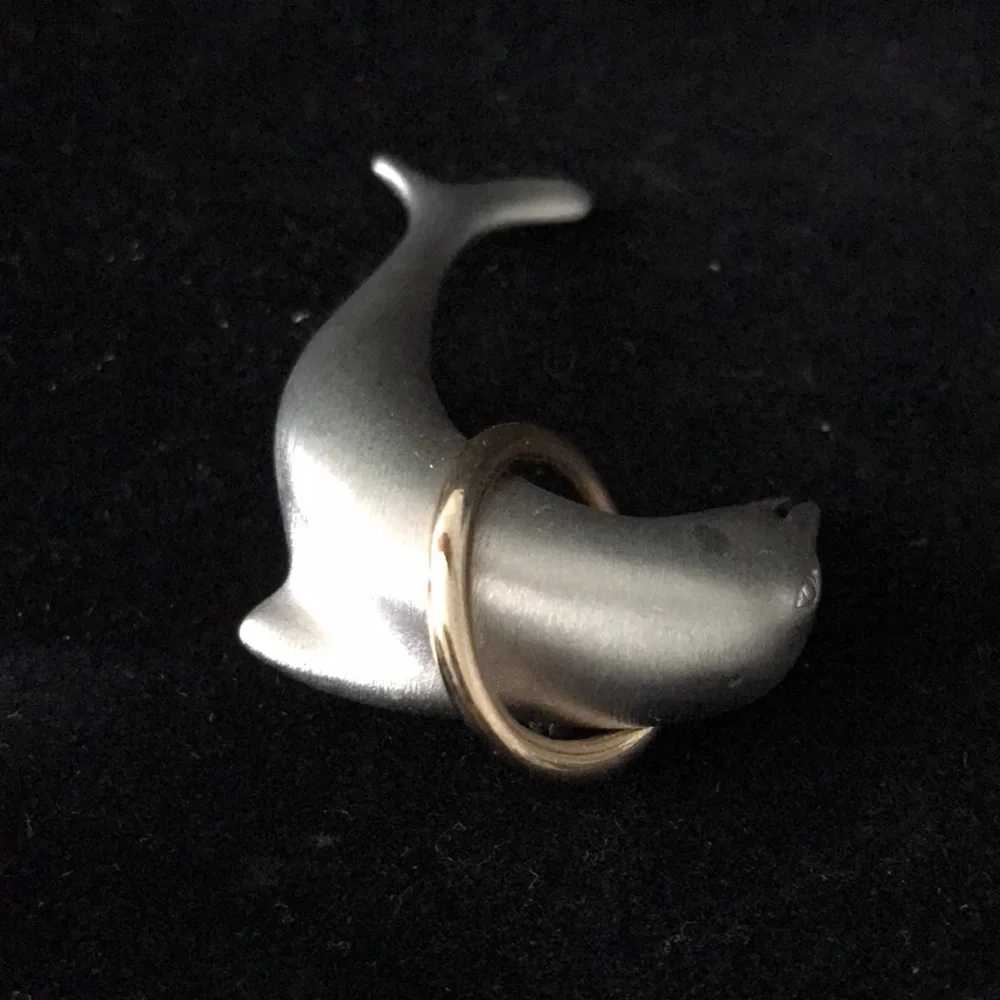 VINTAGE LADY REMINGTON GOLD AND SILVER TONE DOLPHIN BROOCH - Picture 2 of 9